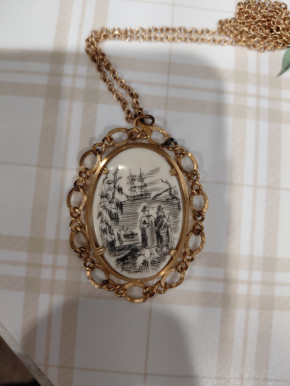Gold-Tone Vintage Style. Pendant Necklace - Black & Cream Mayflower Style